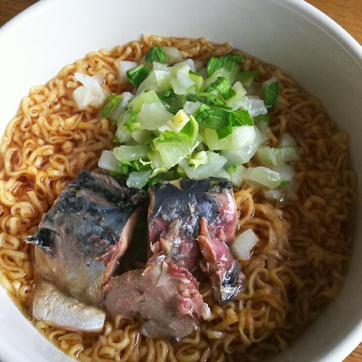 チンゲン菜とサバ缶のチキンラーメン